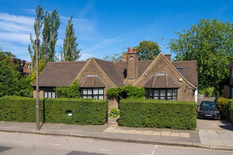 4 Bedroom House for sale in Hampstead Garden Suburb, London,  NW11 7HF